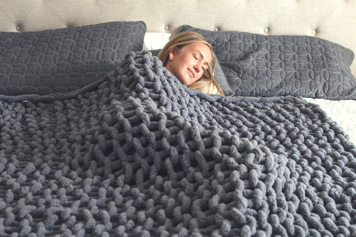 Valentijnsdag ideale combi (Twee Love Kussens en één Chunky knit deken)